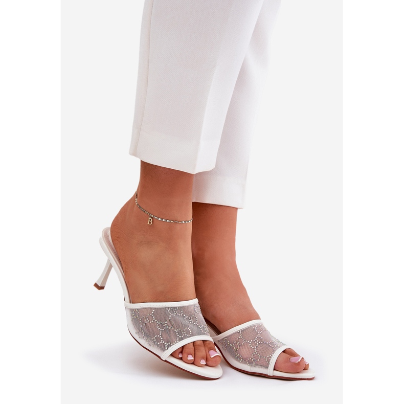 Dekorerade flip flops på den höga hälen vit 1