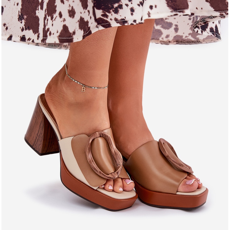 Kvinnors flip flops med ett kamelspänne brun 1