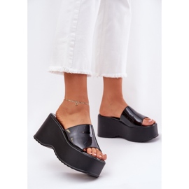 Målade kvinnliga tofflor på plattformen och svarta kilar 2