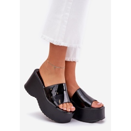 Målade kvinnliga tofflor på plattformen och svarta kilar 1