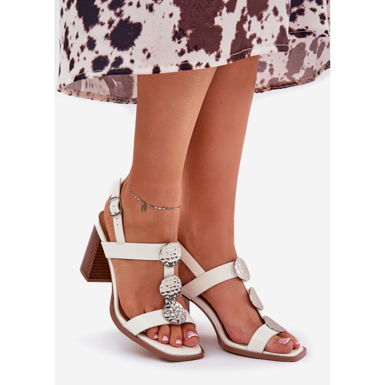 Kvinnors sandaler på stolpen med en dekorativ randvit 1