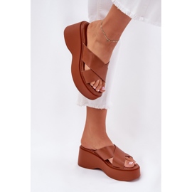 Kvinnors flip flops på plattformen och kamelkilarna brun 5