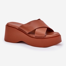Kvinnors flip flops på plattformen och kamelkilarna brun 4