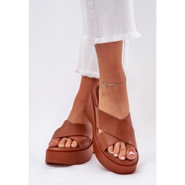Kvinnors flip flops på plattformen och kamelkilarna brun 3