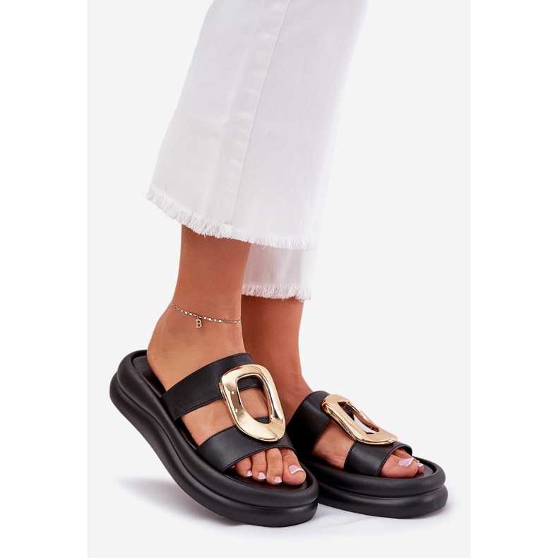 Kvinnors flip flops på plattformen med gyllene detalj svart 1