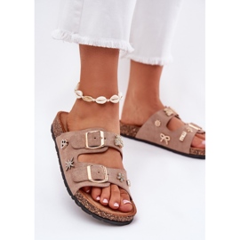 Kvinnors flip flops på en korksula med kaki spännen och stift beige 2