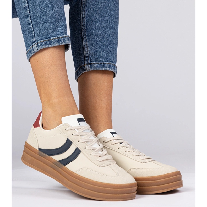 Beige sneakers kvinnors sneakers med ett marinblå tillbehör vit 2