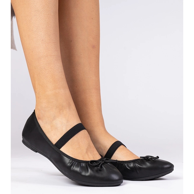 Svarta kvinnors ballerinor med en båge 1