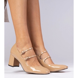 Beige kvinnors pumpar på pelaren med spännen 1