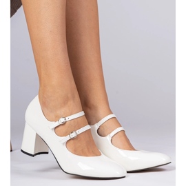 Vita kvinnors pumpar på pelaren med spännen 1