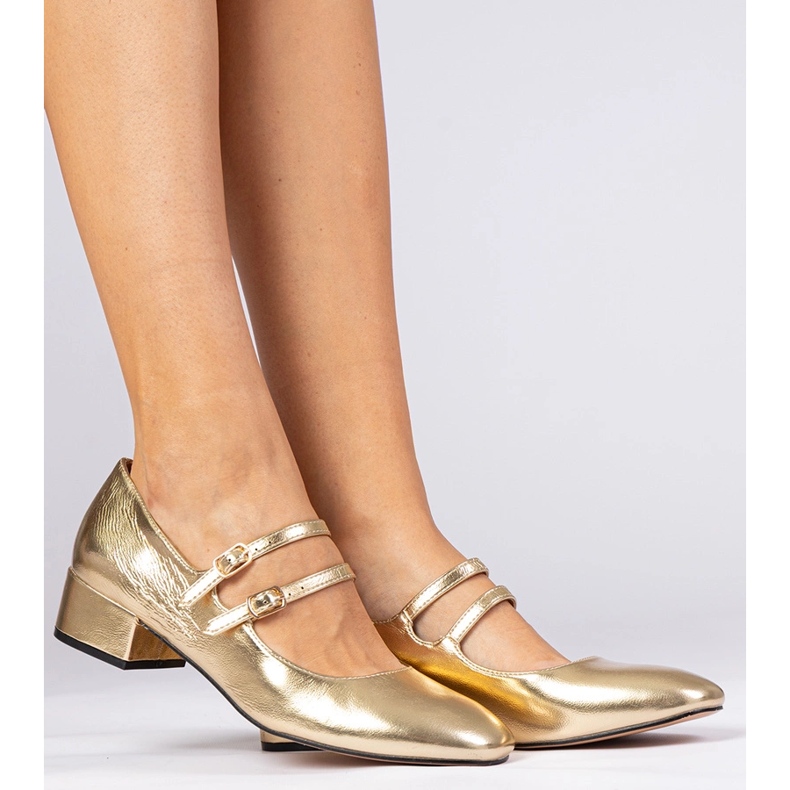 Gyllene kvinnors pumpar på pelaren med spännen 1