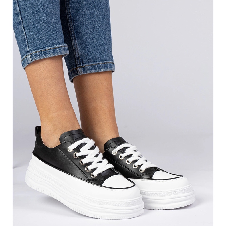 Svartvita kvinnors sneakers på en hög sula 1