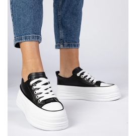 Svartvita kvinnors sneakers på en hög sula 2