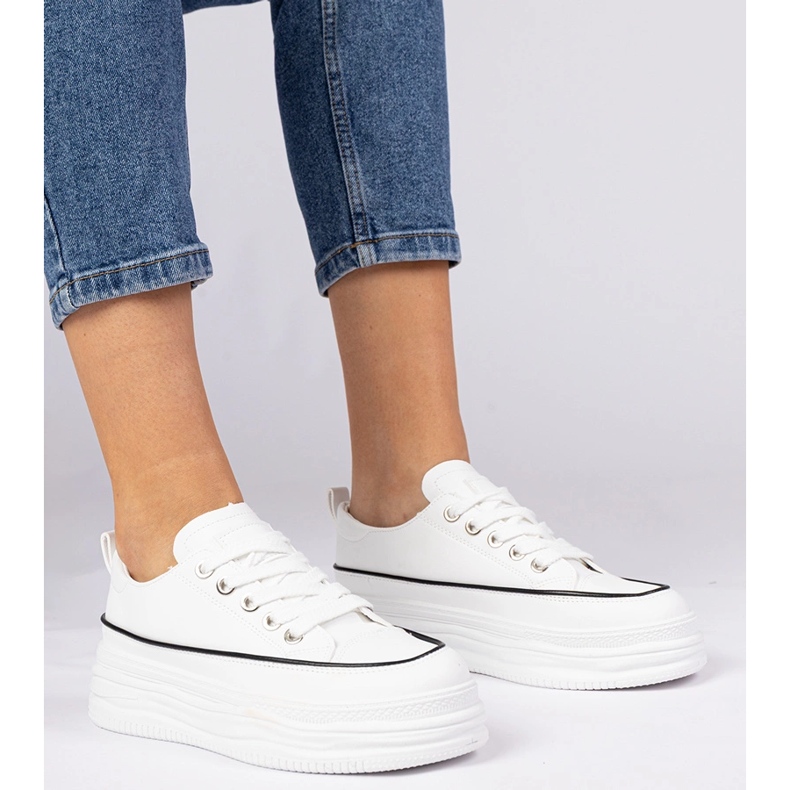 Vita kvinnors sneakers på en hög sula 1