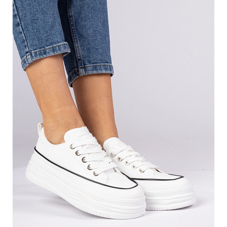 Vita kvinnors sneakers på en hög sula 2