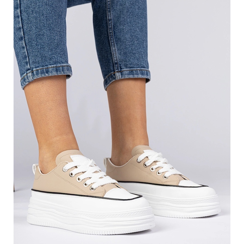 Beige kvinnors sneakers på en hög sula 1