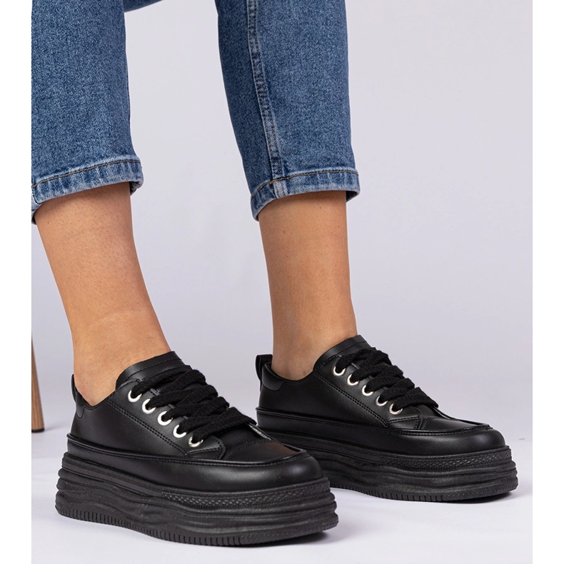 Svarta kvinnors sneakers på en hög sula 1