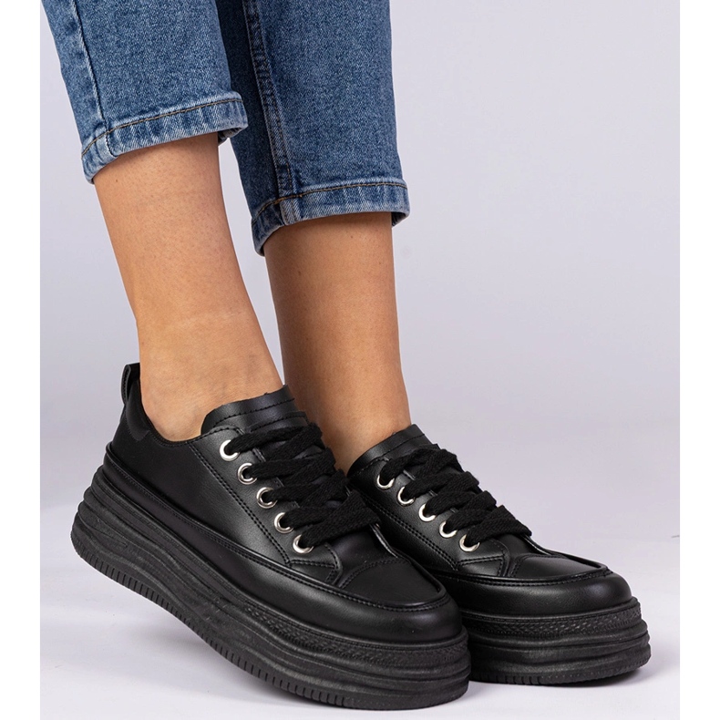 Svarta kvinnors sneakers på en hög sula 2