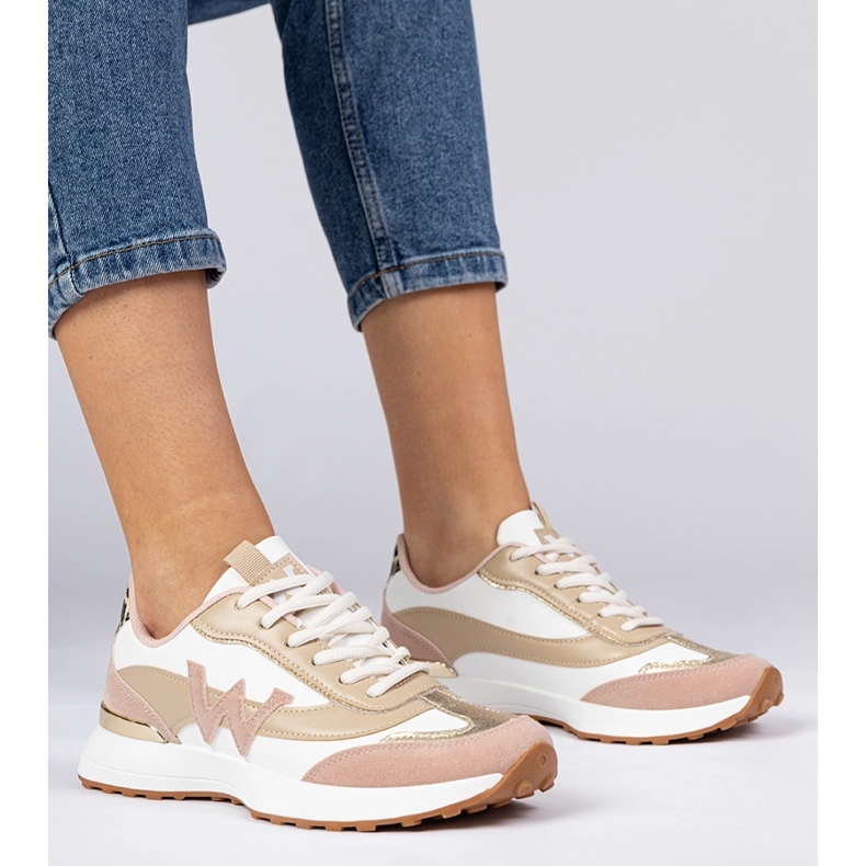 Vita och rosa kvinnors sneakers med ett leopardtillbehör 1