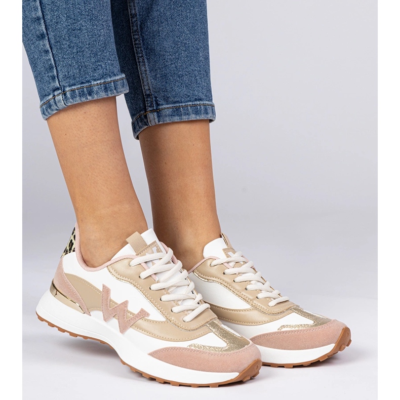 Vita och rosa kvinnors sneakers med ett leopardtillbehör 2