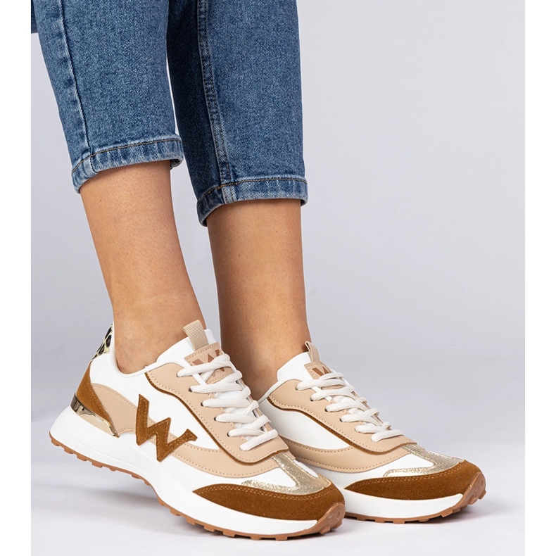 Vitbrunt kvinnors sneakers med ett leopardtillbehör 1