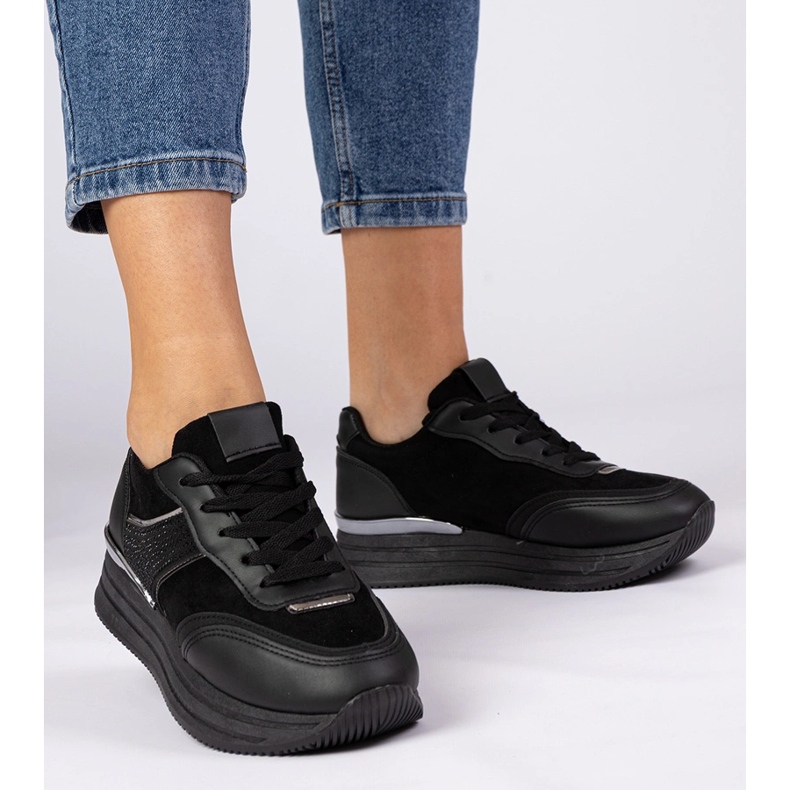 Svarta kvinnors sneakers på plattformen med zirkoner 1