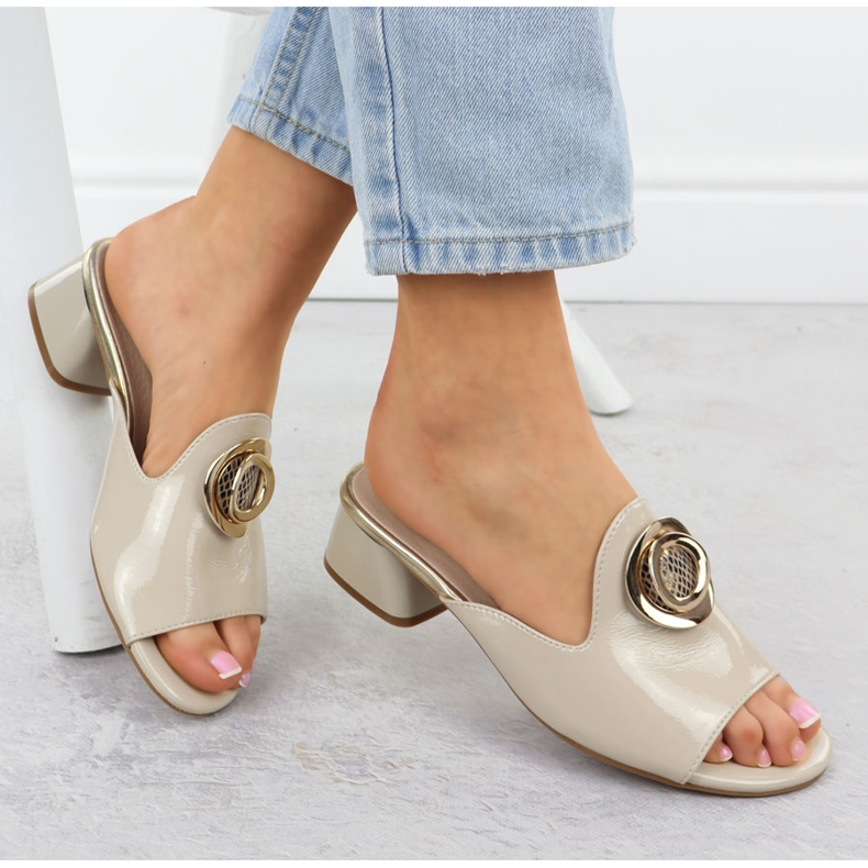 Sopare på ett block med en prydnad lackerad beige jezzi 214 1