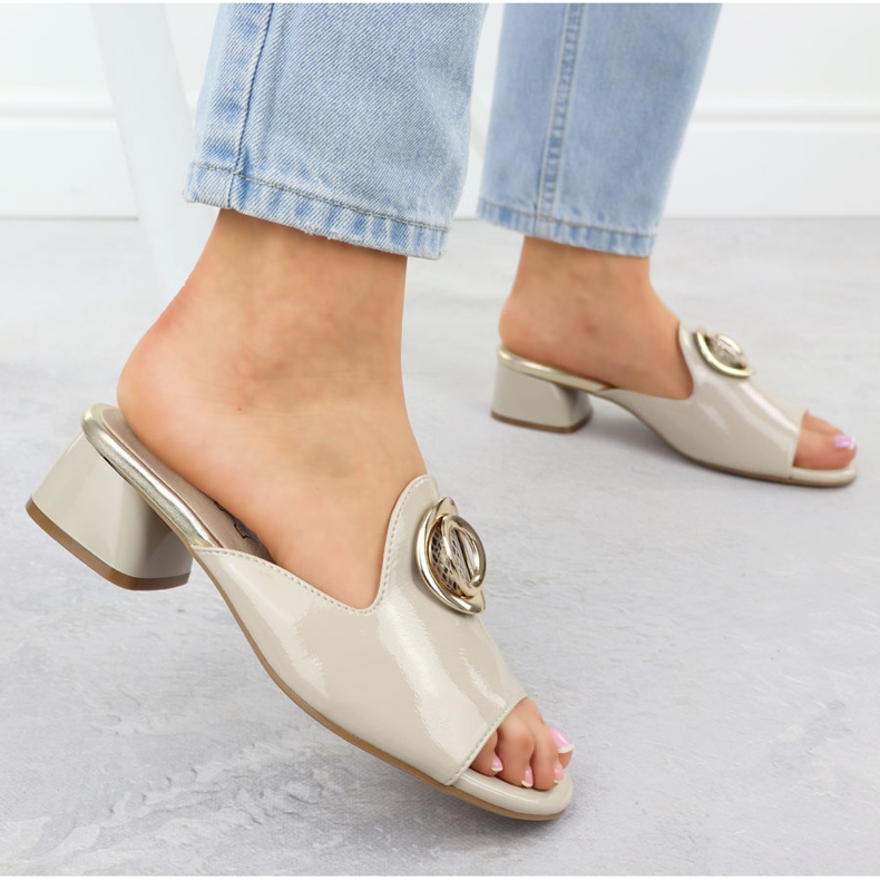 Sopare på ett block med en prydnad lackerad beige jezzi 214 2