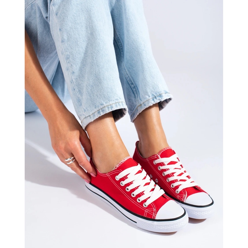 Röda sneakers 2