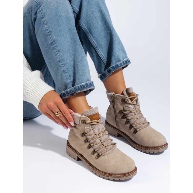 Beige damstövlar med fårskinnsrock 1