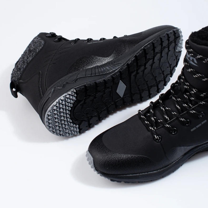 Höga vandringsskor för män Dk, isolerade svarta 2