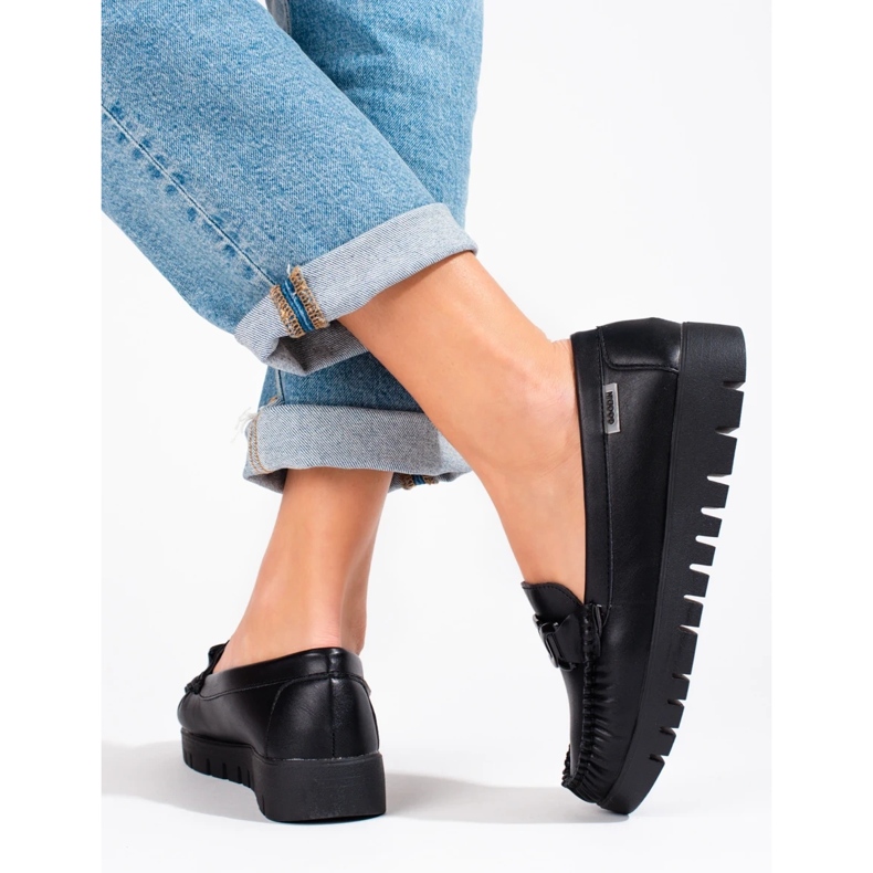 Svarta kvinnors loafers på plattformen 2