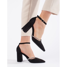 Högklackade pumps i svart mocka 1