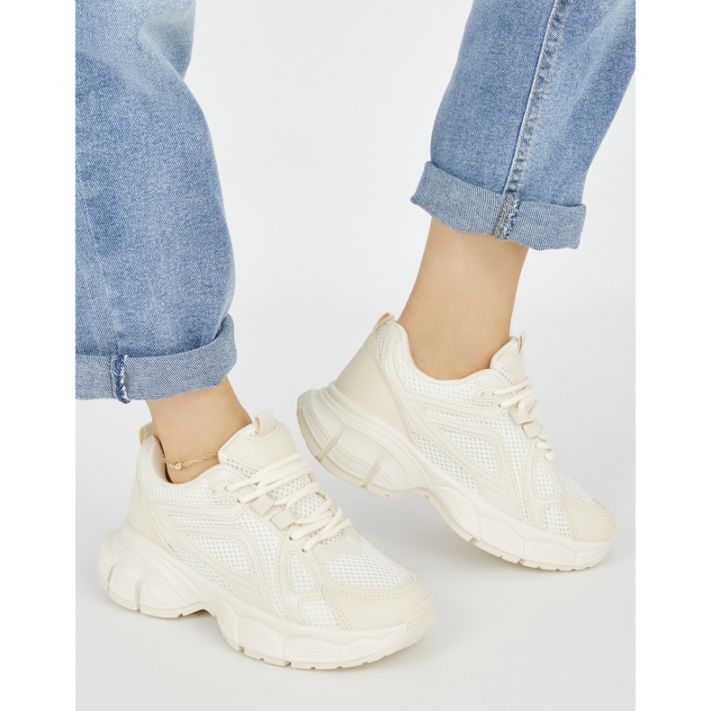 Beige sneakers med tjock sula 1