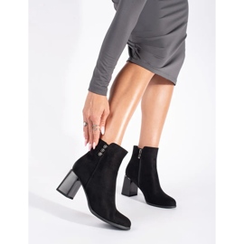 Svarta mocka stövlar på stolpen 1