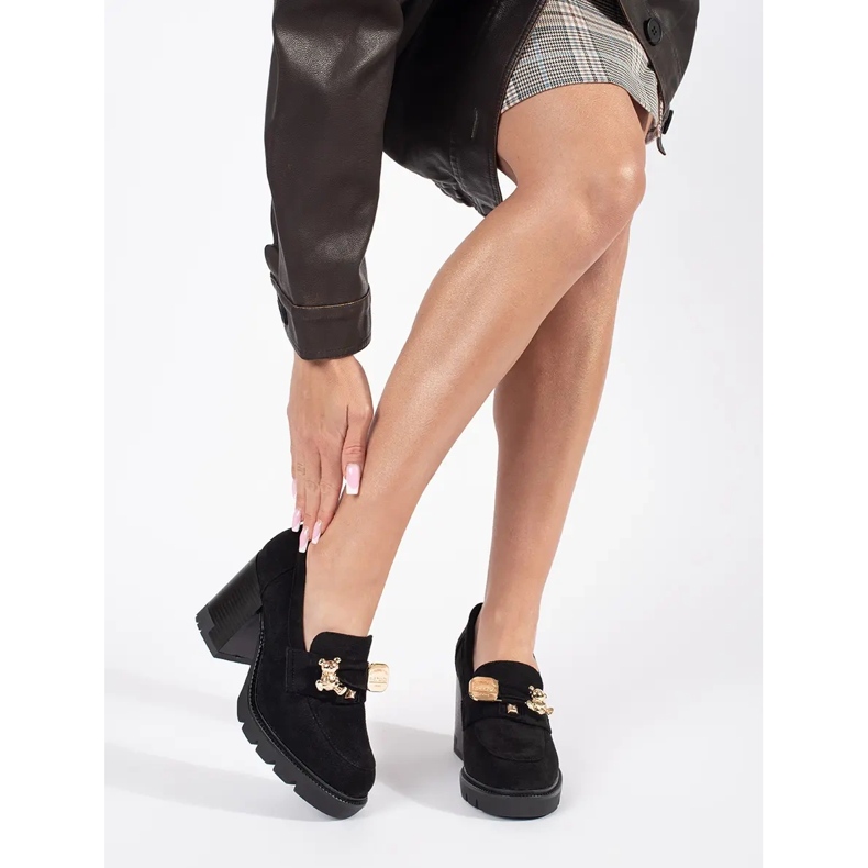 Svarta damskor i mocka med hög klack och metalldekor 1