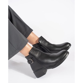 Svarta damstövlar med låg klack med dekorativt spänne 1
