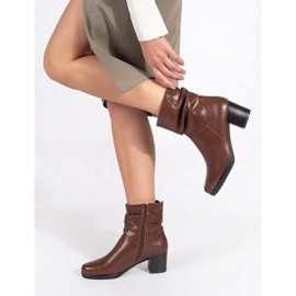 Ankelstövlar i brunt läder för kvinnor med en volang ovandel från Sergio Leone 1