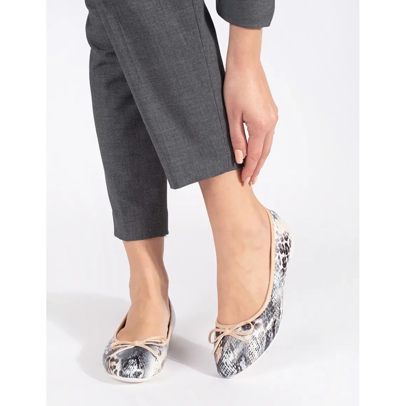 Platta ballerinaskor för kvinnor med ormmönster och rosett beige 1