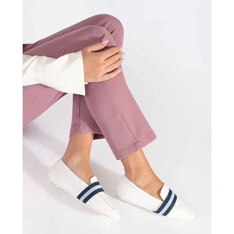 Vita balettlägenheter med dekorativa ränder 2