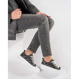 Svarta sneakers på plattformen med dekorationer 2