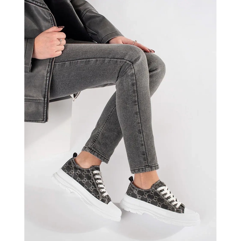 Svarta sneakers på plattformen med dekorationer 2