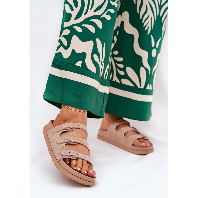 Kvinnors tofflor med ränder och spännen beige 2