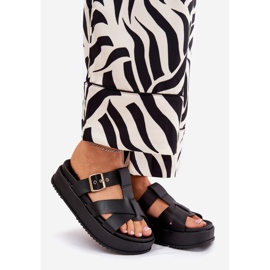 Kvinnors flip flops på plattformen med ränder och klämma svart 1