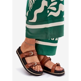 Släta kvinnors flip flops på plattformen med ränder och klämmor kamel brun 1