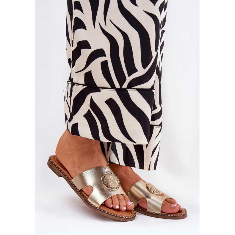 Platta kvinnors flip flops med en dekorativ gyllene detalj 1