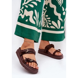 Kvinnors flip flops på plattformen med gyllene klämmor bruna 2