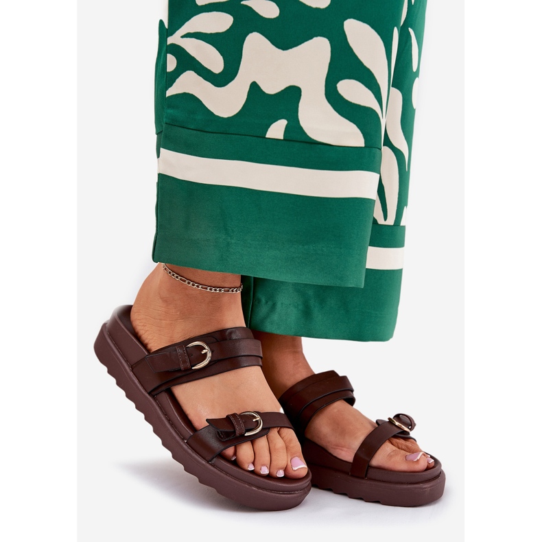 Kvinnors flip flops på plattformen med gyllene klämmor bruna 1