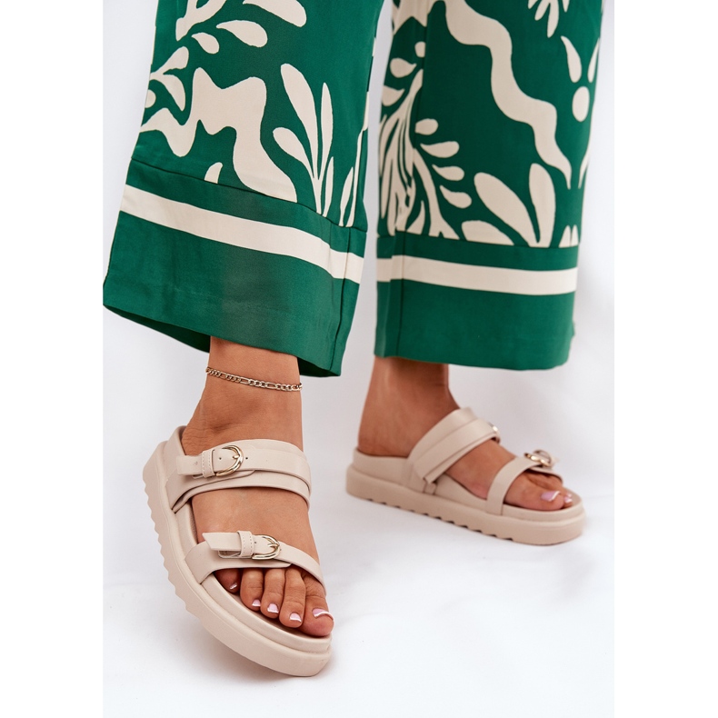Kvinnors flip flops på plattformen med gyllene spännen beige 2