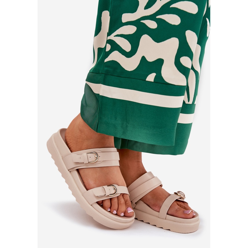 Kvinnors flip flops på plattformen med gyllene spännen beige 1